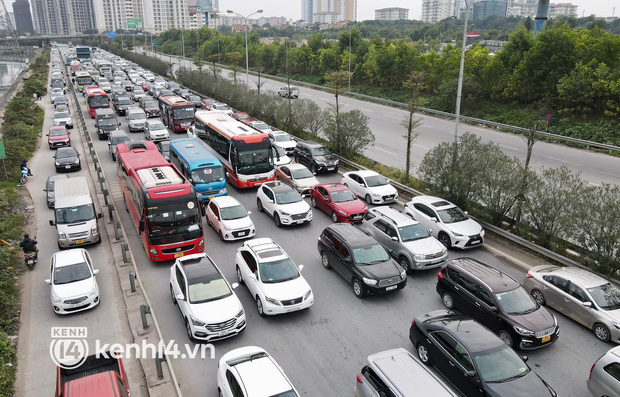 Ảnh: Người dân ùn ùn trở về Hà Nội sau kỳ nghỉ Tết, cao tốc Pháp Vân - Cầu Giẽ cửa ngõ phía Nam ùn tắc kéo dài - Ảnh 5.