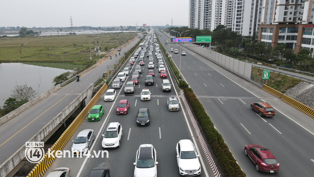 Ảnh: Người dân ùn ùn trở về Hà Nội sau kỳ nghỉ Tết, cao tốc Pháp Vân - Cầu Giẽ cửa ngõ phía Nam ùn tắc kéo dài - Ảnh 6.