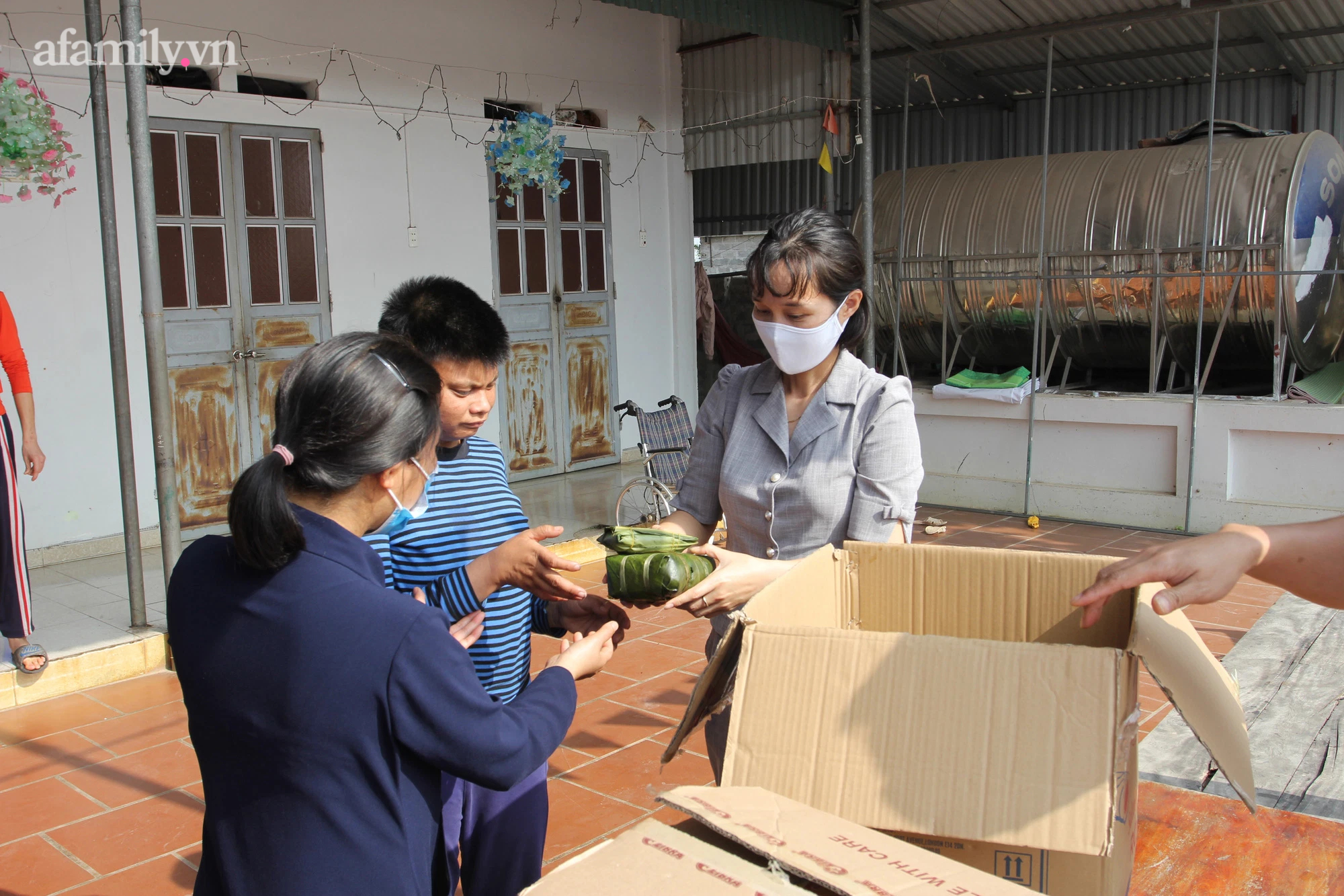 Tình nguyện viên phát quà Tết