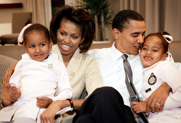 2 ái nữ nhà Tổng thống Obama xuất hiện với hình ảnh nổi loạn gây sốc, không còn nhận ra nổi cặp Đệ nhất tiểu thư năm nào - Ảnh 1.