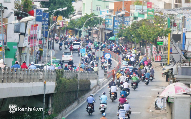 Ảnh: Nhiều tuyến phố Hà Nội, Sài Gòn ken đặc phương tiện trong ngày đầu đi làm sau kỳ nghỉ Tết Nguyên đán - Ảnh 15.
