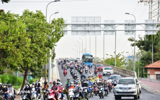Ảnh: Nhiều tuyến phố Hà Nội, Sài Gòn ken đặc phương tiện trong ngày đầu đi làm sau kỳ nghỉ Tết Nguyên đán - Ảnh 11.