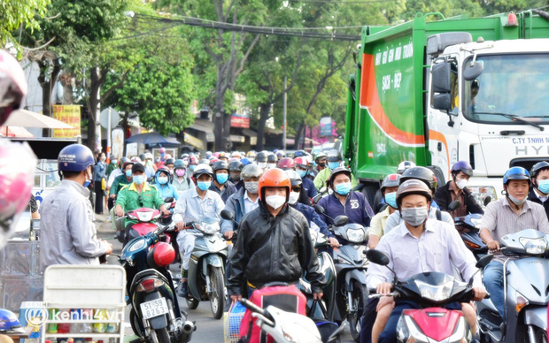 Ảnh: Nhiều tuyến phố Hà Nội, Sài Gòn ken đặc phương tiện trong ngày đầu đi làm sau kỳ nghỉ Tết Nguyên đán - Ảnh 12.