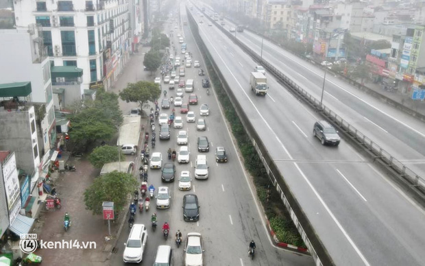 Ảnh: Nhiều tuyến phố Hà Nội, Sài Gòn ken đặc phương tiện trong ngày đầu đi làm sau kỳ nghỉ Tết Nguyên đán - Ảnh 7.