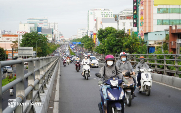 Ảnh: Nhiều tuyến phố Hà Nội, Sài Gòn ken đặc phương tiện trong ngày đầu đi làm sau kỳ nghỉ Tết Nguyên đán - Ảnh 19.