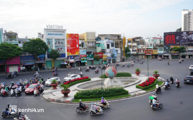 Ảnh: Nhiều tuyến phố Hà Nội, Sài Gòn ken đặc phương tiện trong ngày đầu đi làm sau kỳ nghỉ Tết Nguyên đán - Ảnh 17.