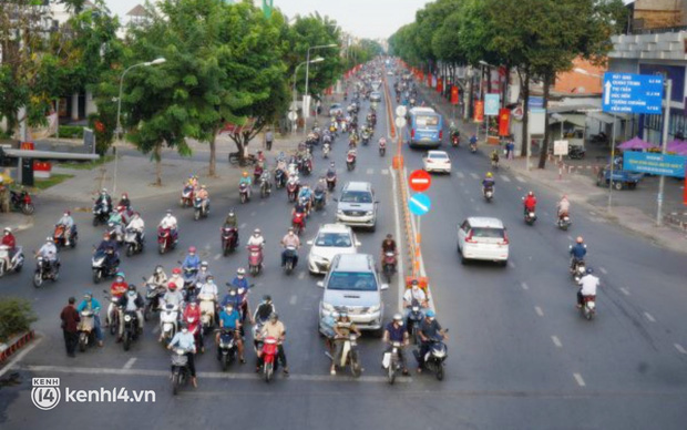 Ảnh: Nhiều tuyến phố Hà Nội, Sài Gòn ken đặc phương tiện trong ngày đầu đi làm sau kỳ nghỉ Tết Nguyên đán - Ảnh 20.