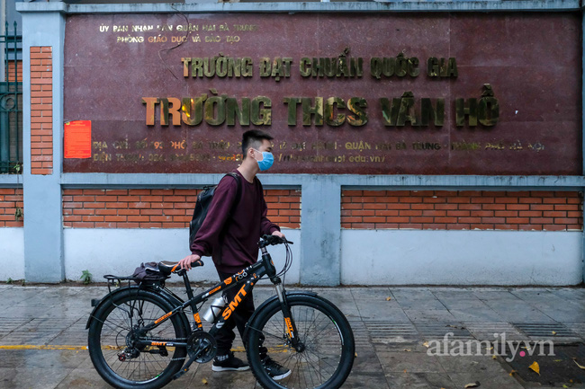 Hà Nội 8/2: Học sinh lớp 7-12 đi học trong gió rét, nhiều em đồng phục chật ních vì nghỉ học lâu nhưng cười tít mắt vì được đến trường - Ảnh 1.