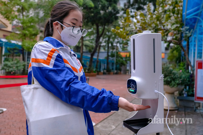 Hà Nội 8/2: Học sinh lớp 7-12 đi học trong gió rét, nhiều em đồng phục chật ních vì nghỉ học lâu nhưng cười tít mắt vì được đến trường - Ảnh 8.