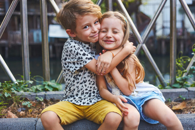 7 cách giúp trẻ yêu thương anh chị em của mình hơn, đa phần phụ thuộc vào thái độ của bố mẹ - Ảnh 2.