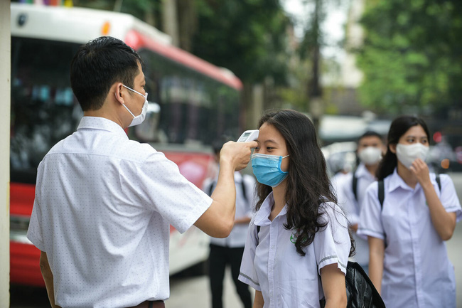 Phụ huynh Hà Nội: Thấp thỏm khi con quay lại trường, lo sốt vó nếu có ca F0 trong lớp - Ảnh 1.