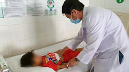 Ngã vào viên gạch ống, bé trai 5 tuổi bị vỡ đôi quả thận