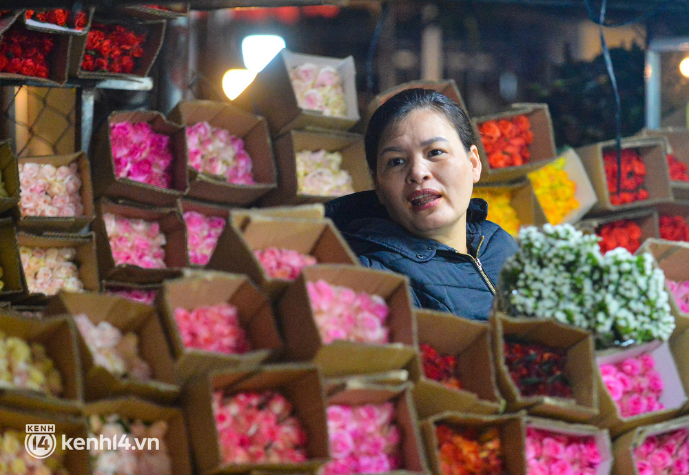 Cảnh trái ngược tại chợ hoa lớn nhất Hà Nội mùa Valentine: Hoa cúng lên ngôi, hoa tình yêu mất giá - Ảnh 7.