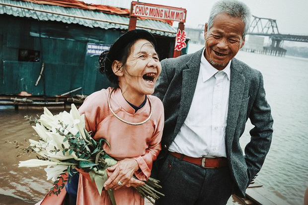 Những câu chuyện tình yêu cho người trẻ thêm niềm tin vào hôn nhân: Từ cô gái Triều Tiên đợi 31 năm để lấy chồng Hà Nội đến ông lão “nhặt” được vợ 50 năm sống ở bãi giữa sông Hồng - Ảnh 16.