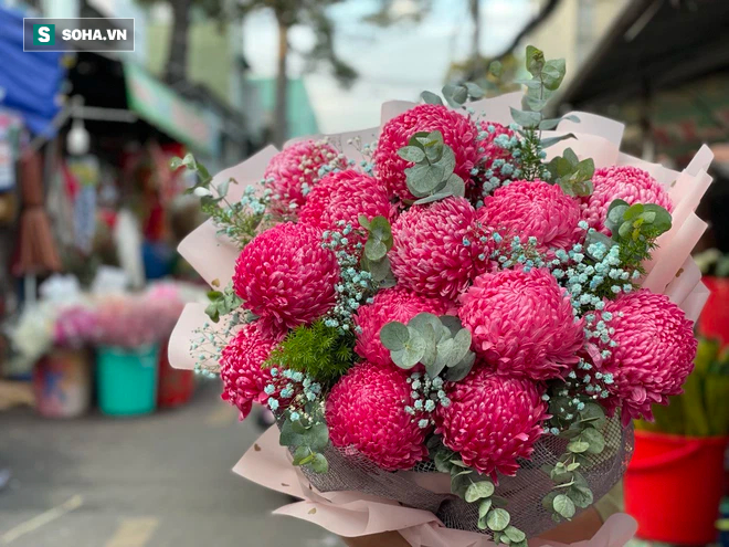 Bó hoa tặng người yêu dịp 14/2 cao hơn tiền lương cơ sở - Ảnh 1.