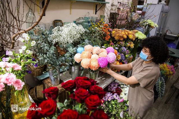 Giá hoa hồng tăng đến... 400% dịp Valentine, chủ shop ở TP.HCM vui mừng vì bó hoa 7 triệu vẫn có khách chốt đơn - Ảnh 13.