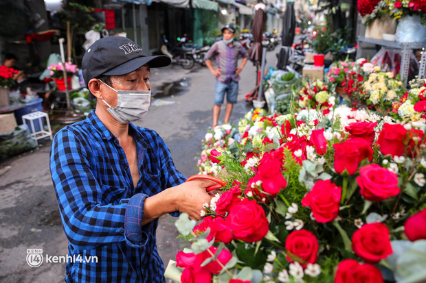 Giá hoa hồng tăng đến... 400% dịp Valentine, chủ shop ở TP.HCM vui mừng vì bó hoa 7 triệu vẫn có khách chốt đơn - Ảnh 17.