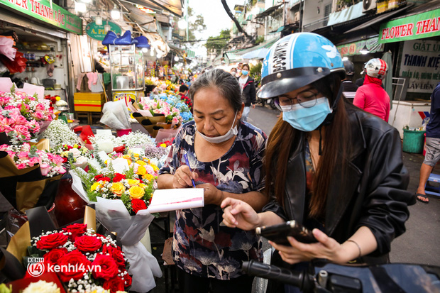 Giá hoa hồng tăng đến... 400% dịp Valentine, chủ shop ở TP.HCM vui mừng vì bó hoa 7 triệu vẫn có khách chốt đơn - Ảnh 19.