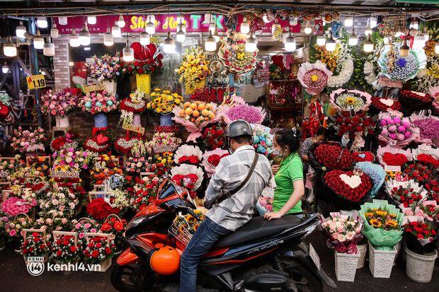 Giá hoa hồng tăng đến... 400% dịp Valentine, chủ shop ở TP.HCM vui mừng vì bó hoa 7 triệu vẫn có khách chốt đơn - Ảnh 9.