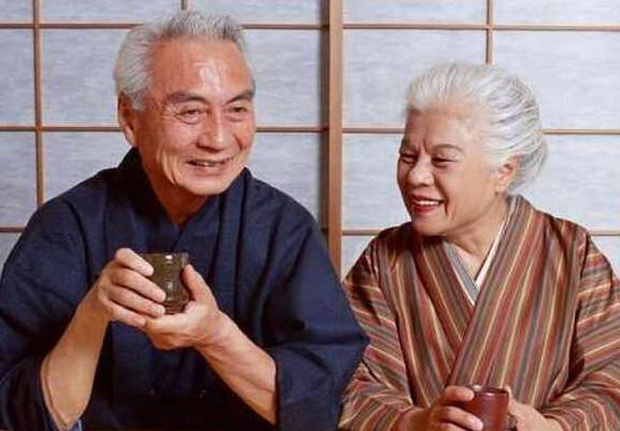 Người Nhật có tuổi thọ cao bậc nhất thế giới, bí quyết của họ gói gọn trong 3 loại nước mà Việt Nam bán rất rẻ - Ảnh 1.
