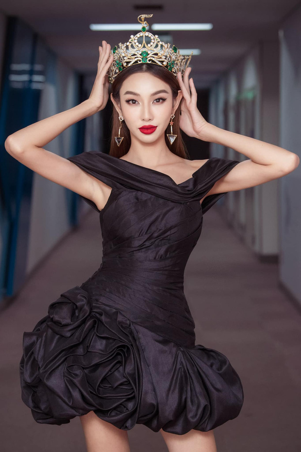 Đọ sắc cùng Hà Hồ, Hoa hậu Thuỳ Tiên bị netizen lắc đầu lè lưỡi bởi 1 chi tiết - Ảnh 6.