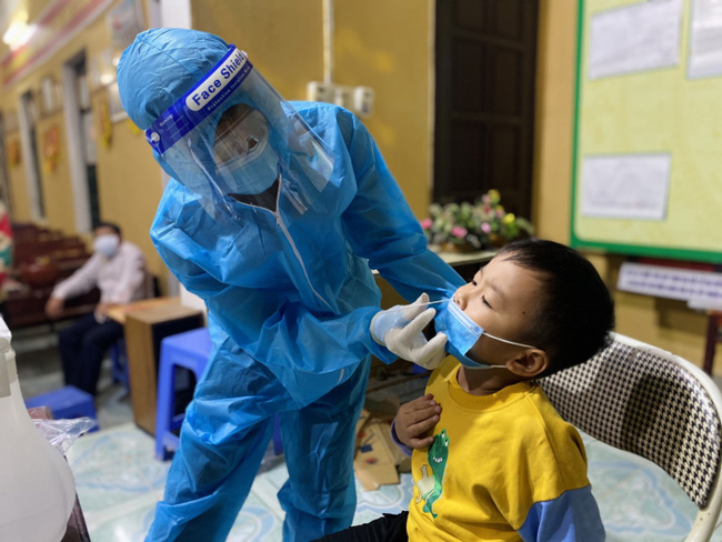 Bác sĩ Trương Hữu Khanh: Nếu trẻ nhiễm Omicron còn là điều đáng mừng, nên để trẻ đi học - Ảnh 2.