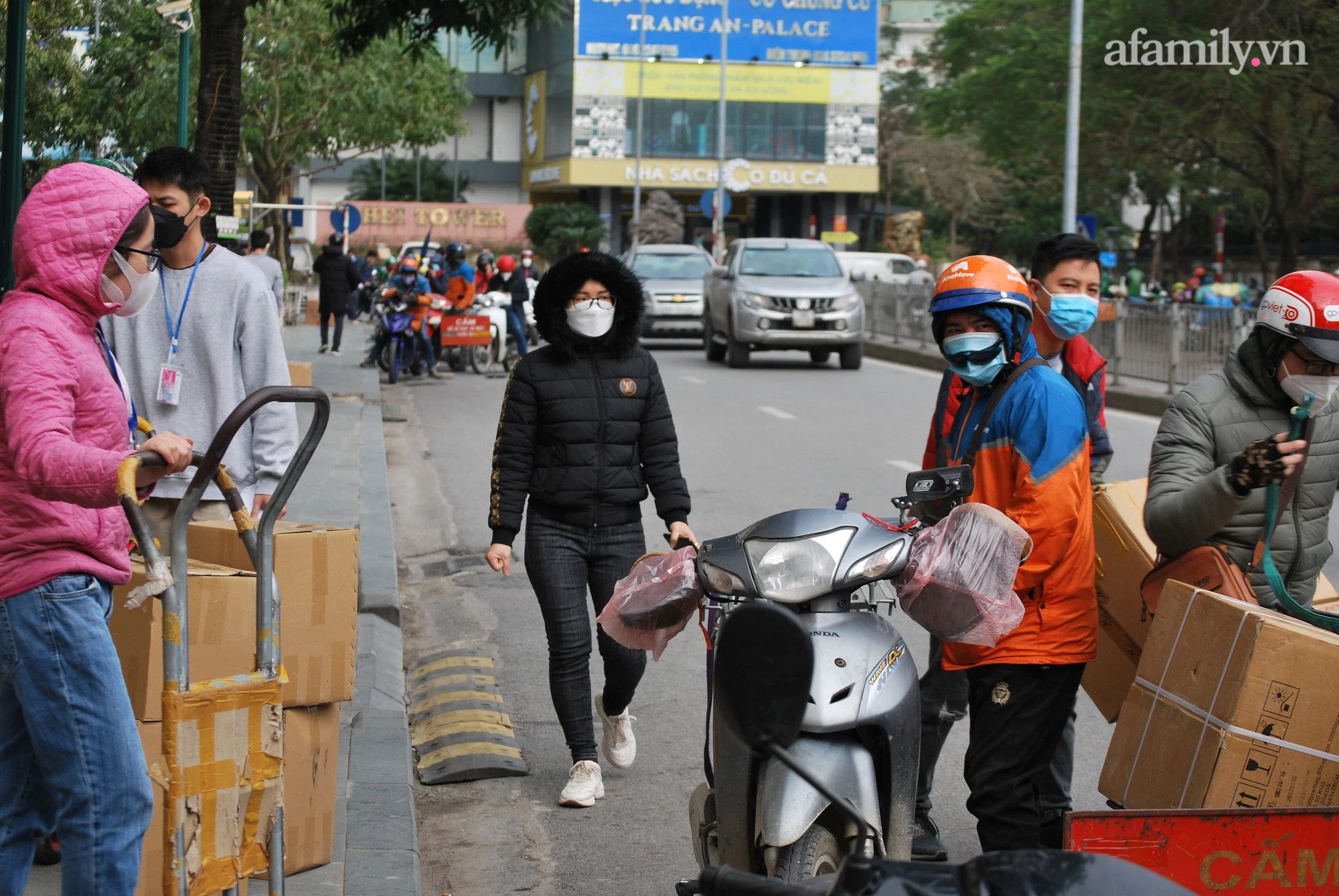 Tranh thủ gửi hàng