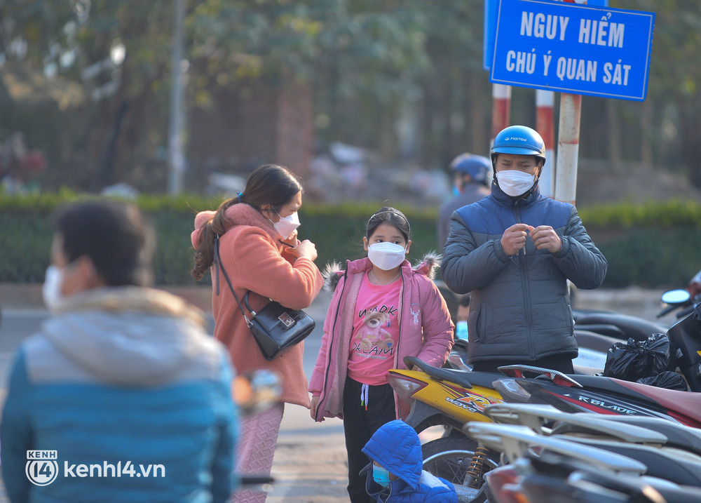 Hà Nội: Người dân test nhanh dương tính Covid-19 ùn ùn kéo đến trạm y tế để xét nghiệm khẳng định - Ảnh 11.