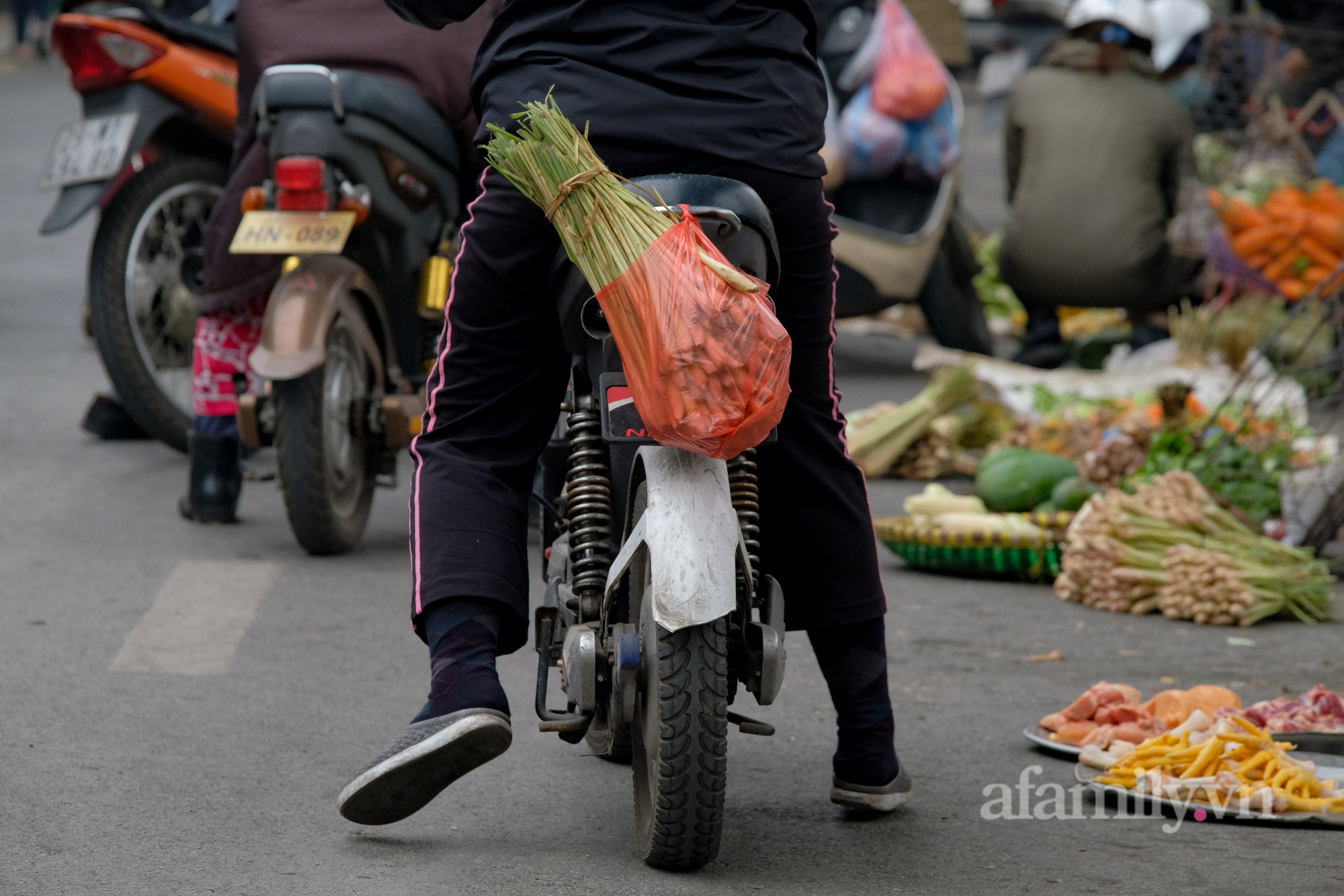 Sợ mắc Covid-19, nhiều người đổ ra chợ mua gừng, sả về xông, người ra hiệu thuốc mua dự phòng nếu dương tính thì tự cách ly ở nhà - Ảnh 4.