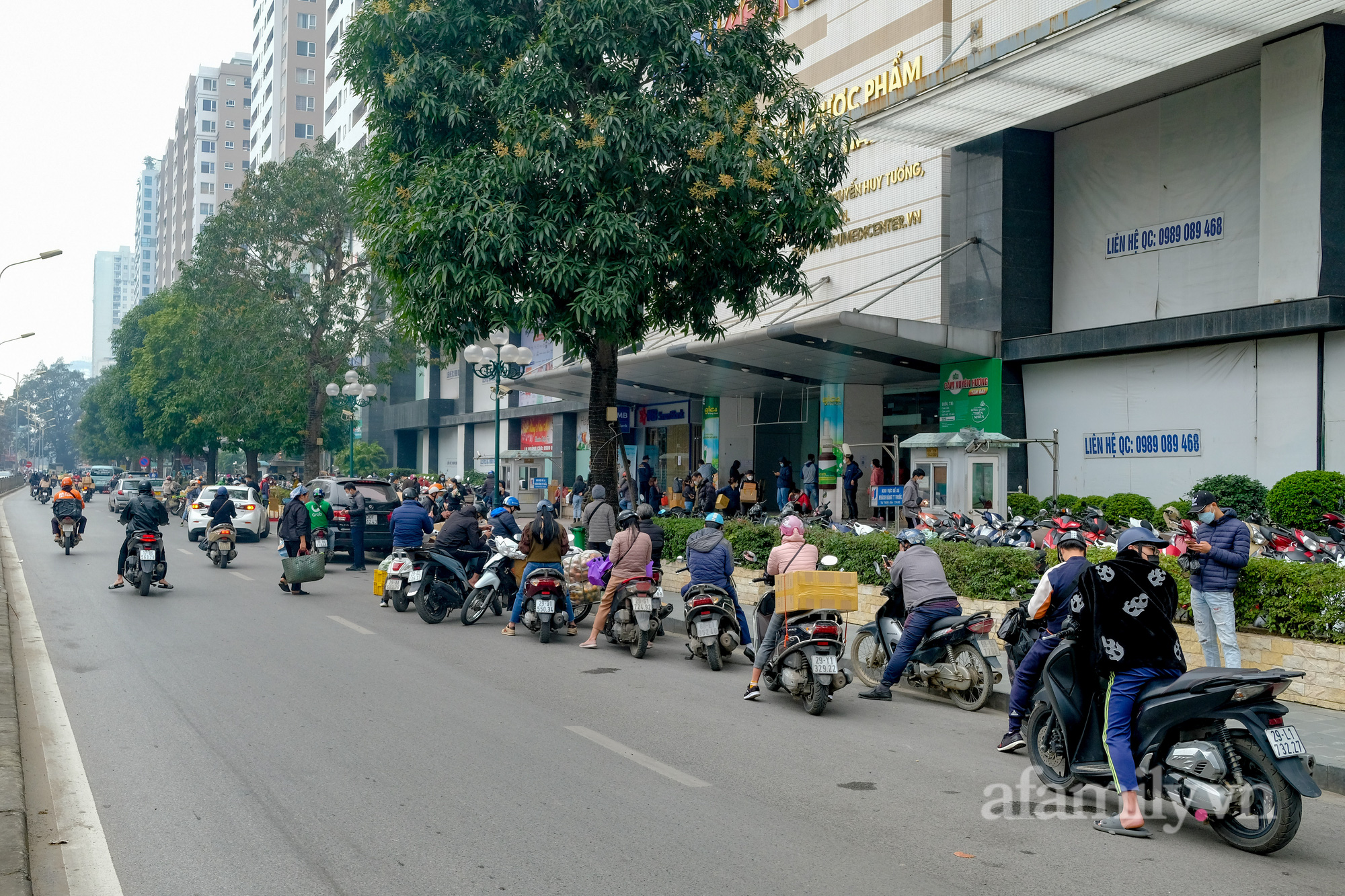 Sợ mắc Covid-19, nhiều người đổ ra chợ mua gừng, sả về xông, người ra hiệu thuốc mua dự phòng nếu dương tính thì tự cách ly ở nhà - Ảnh 5.