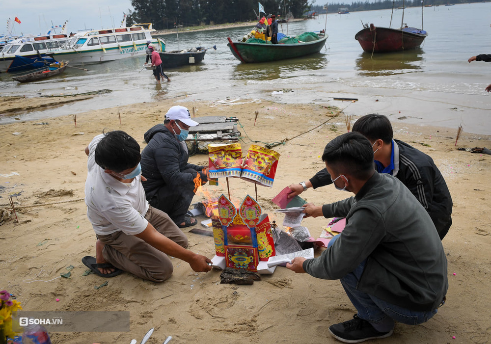 Cận cảnh ca nô bị chìm khiến 39 người gặp nạn vừa được kéo vào: Vỡ nát phần đầu - Ảnh 7.