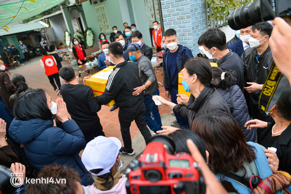Hà Nội: Người thân bật khóc đau đớn trong giây phút đón nhận tro cốt của 5 người thân tử vong vì chìm cano ở Hội An - Ảnh 2.