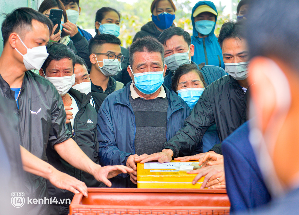 Hà Nội: Người thân bật khóc đau đớn trong giây phút đón nhận tro cốt của 5 người thân tử vong vì chìm cano ở Hội An - Ảnh 6.