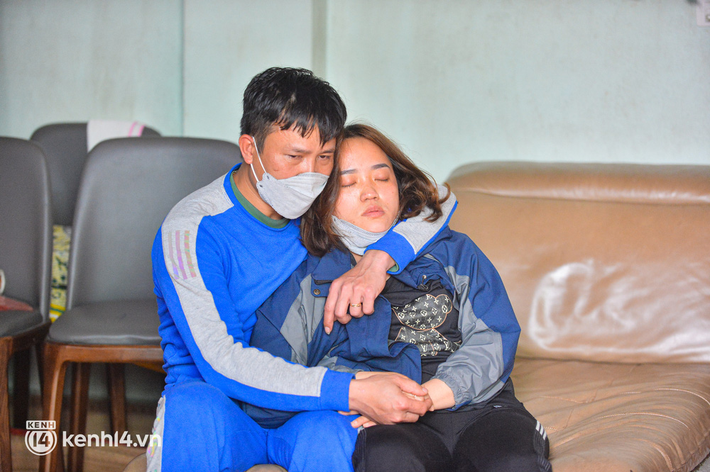 Hà Nội: Người thân bật khóc đau đớn trong giây phút đón nhận tro cốt của 5 người thân tử vong vì chìm cano ở Hội An - Ảnh 8.