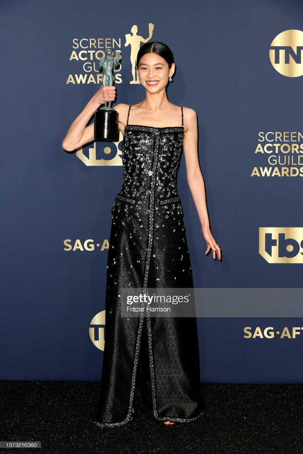 Siêu thảm đỏ SAG Awards: Selena Gomez đẹp nghẹt thở khoe vòng 23 tỷ, Lady Gaga hóa bà hoàng át luôn mỹ nhân Squid Game gầy gò - Ảnh 11.