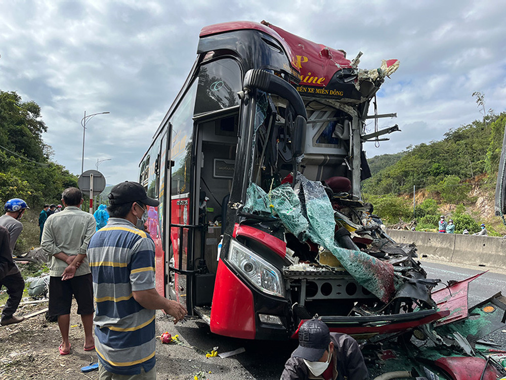 Hiện trường vụ tai nạn kinh hoàng, tài xế tử vong tại chỗ, nhiều người bị thương nặng - Ảnh 4.