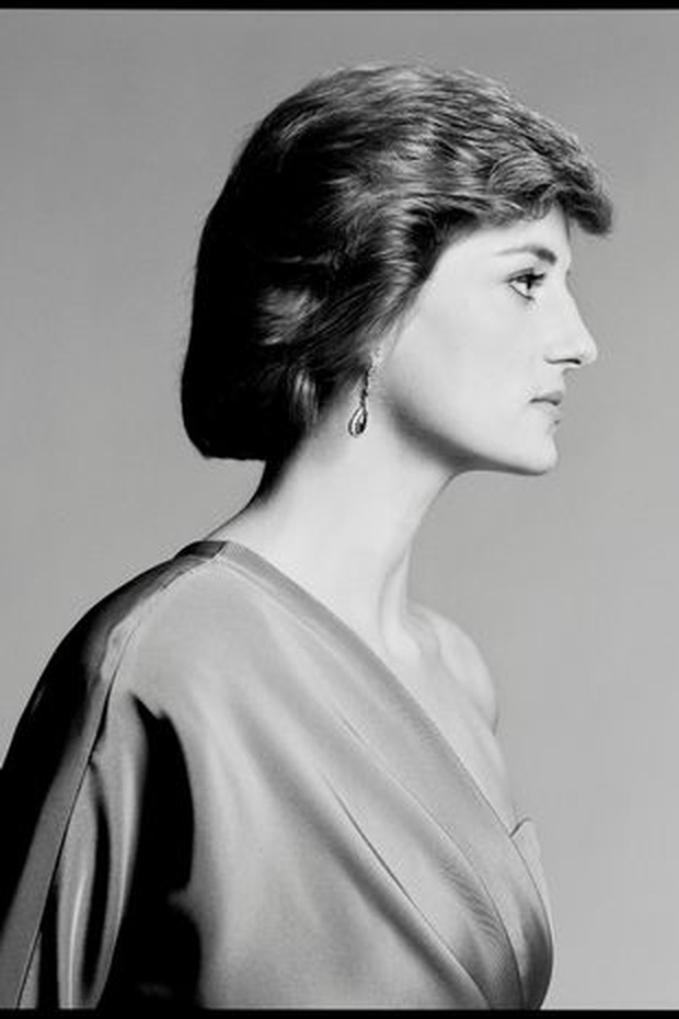 Bức hình Công nương Diana lần đầu được công bố gây sốt MXH: Góc nghiêng đẹp đến nghẹt thở cùng vẻ thanh cao của “Đoá hồng nước Anh - Ảnh 1.