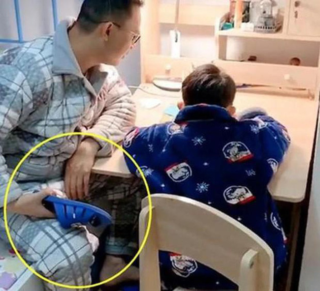 Bà mẹ quát mắng vì dạy mãi con vẫn làm bài tập sai, ông ngoại ngồi cạnh liền lấy ra 1 tờ giấy: Mẹ chỉ muốn chui ngay xuống đất, dân tình cười lăn lộn - Ảnh 2.