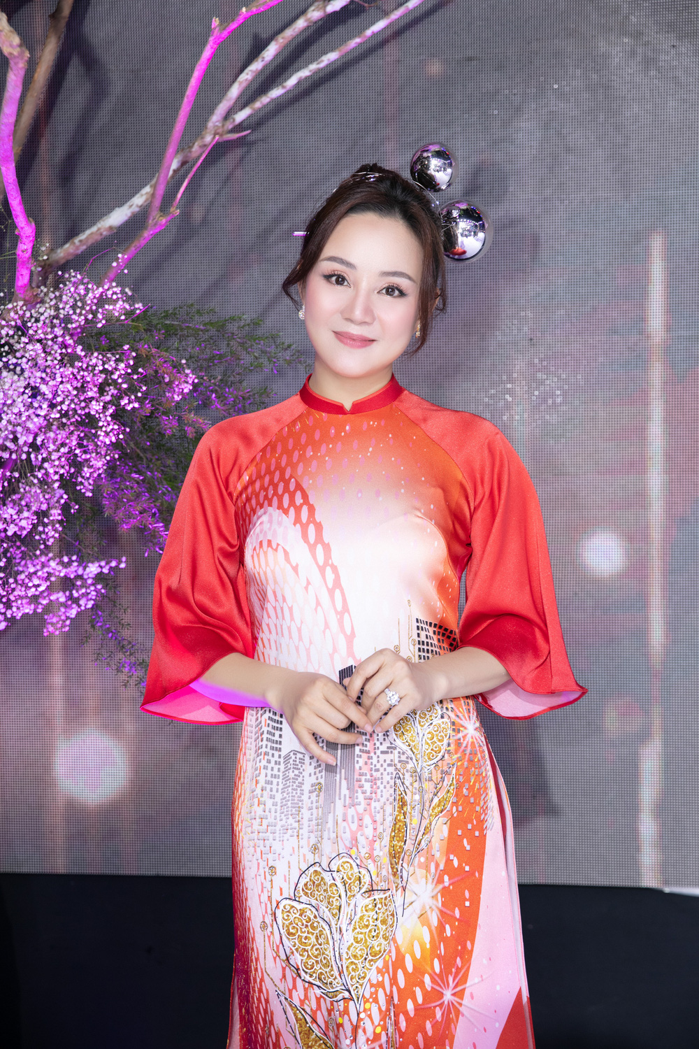 Hoa hậu Hà Kiều Anh đưa ba con lên sàn diễn thời trang - Ảnh 1.