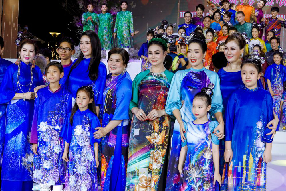 Hoa hậu Hà Kiều Anh đưa ba con lên sàn diễn thời trang - Ảnh 8.