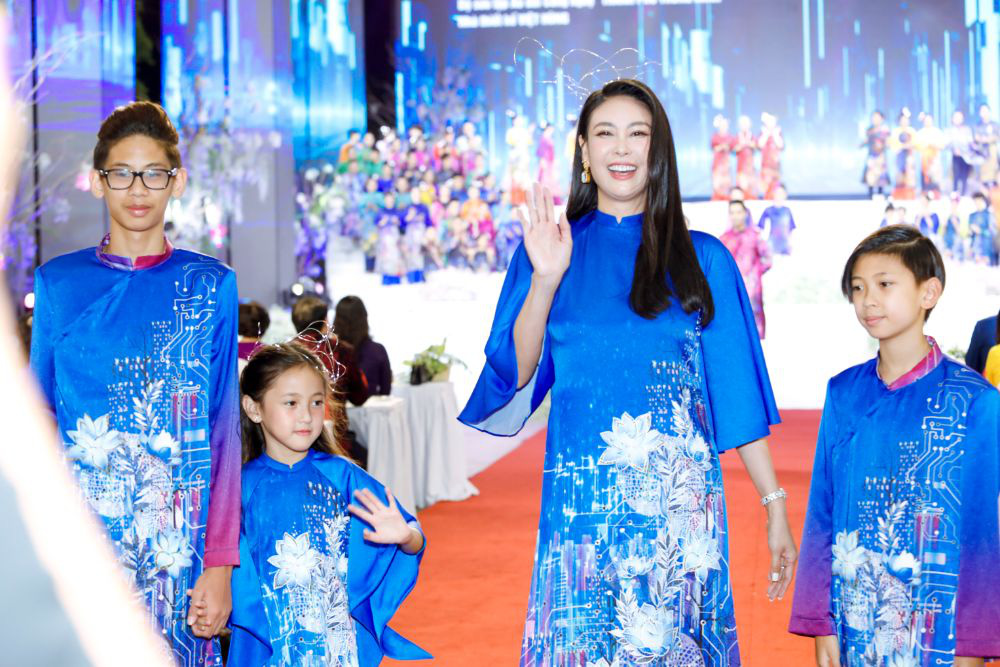 Hoa hậu Hà Kiều Anh đưa ba con lên sàn diễn thời trang - Ảnh 4.