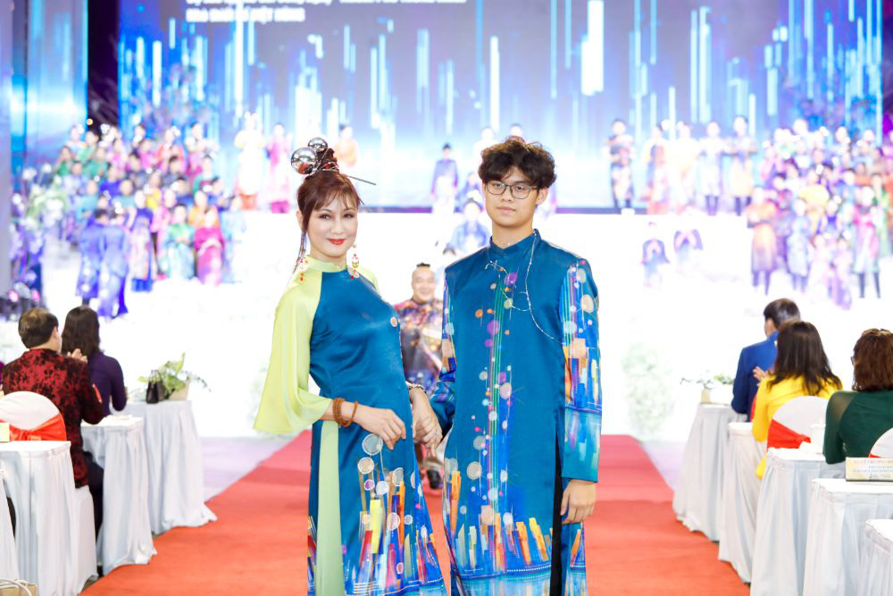 Hoa hậu Hà Kiều Anh đưa ba con lên sàn diễn thời trang - Ảnh 7.