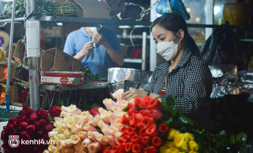 Ảnh: Hoa hồng rẻ như cho, giới trẻ xuyên đêm, đổ xô đi mua hoa trước ngày Quốc tế Phụ nữ 8/3 - Ảnh 18.