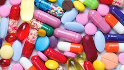F0 điều trị tại nhà tự uống kháng sinh: Bác sĩ cảnh báo lạm dụng gây hại gan và thận