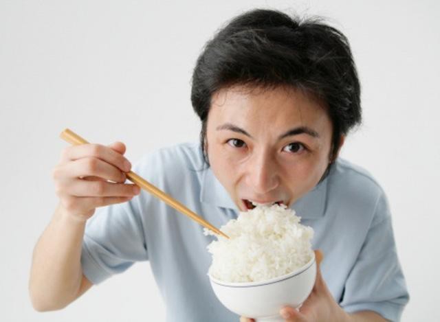 Những sai lầm khi ăn cơm gây hại sức khỏe khủng khiếp nhiều người Việt thường mắc phải - Ảnh 1.