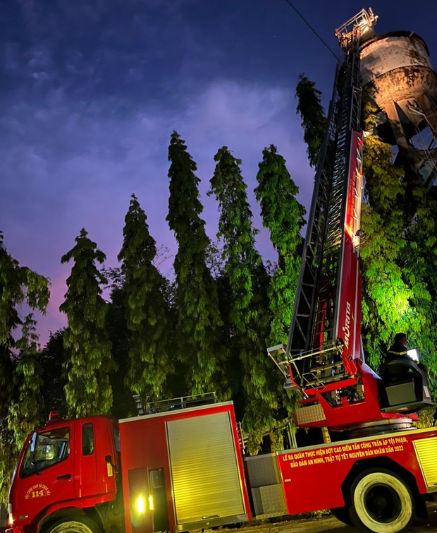 Lực lượng cứu hộ hát để giải cứu thai phụ trèo lên đỉnh tháp nước cao 25m - Ảnh 2.