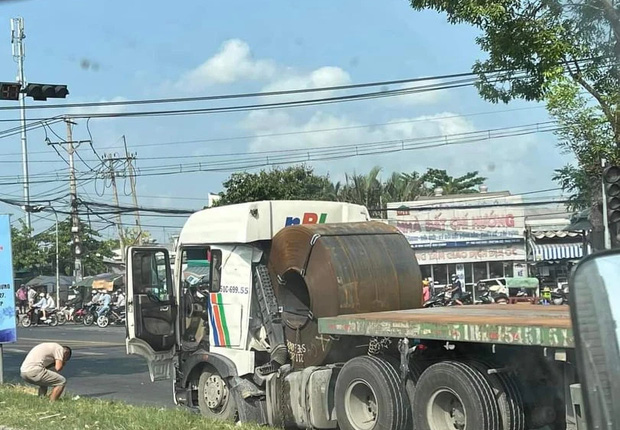 TP.HCM: Rùng mình cuộn thép hàng chục tấn đè bẹp xe đầu kéo - Ảnh 1.