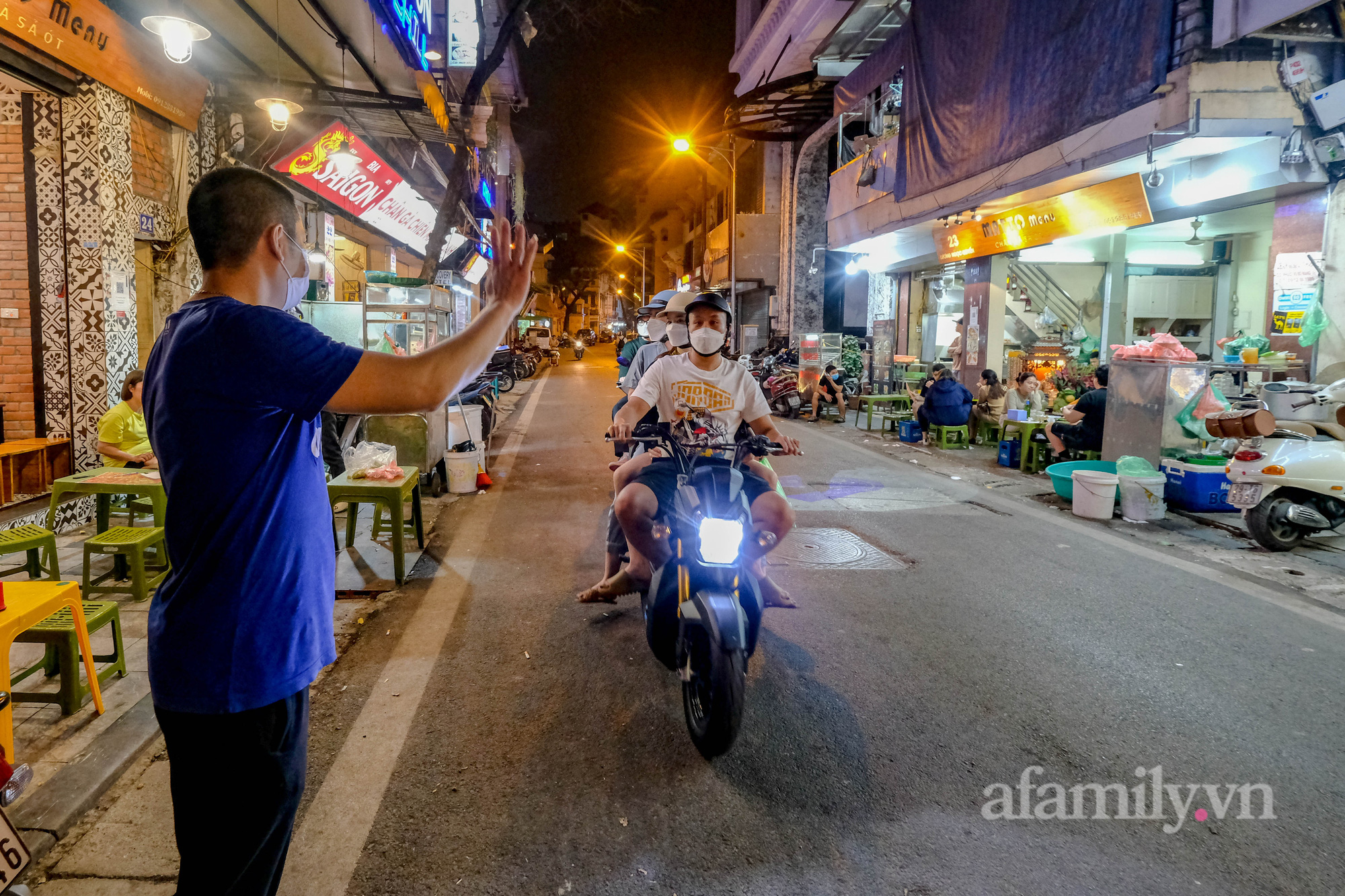 Hà Nội bỏ quy định đóng cửa hàng quán trước 21h: 