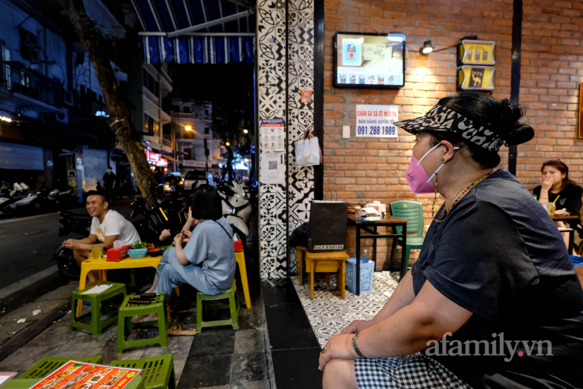 Hà Nội bỏ quy định đóng cửa hàng quán trước 21h: 