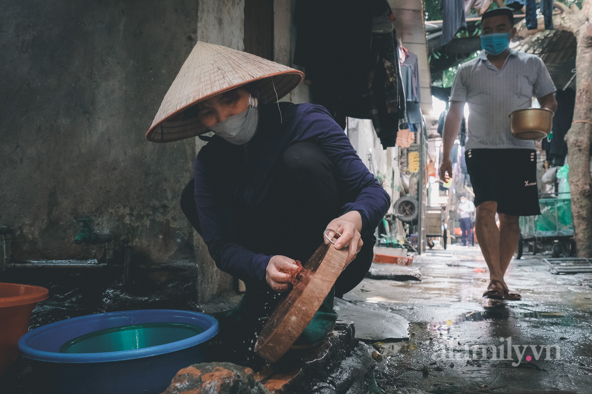 Giữa lúc cái gì cũng tăng giá, những phận đời ở khu ổ chuột Hà Nội chật vật lo từng bữa ăn - Ảnh 6.